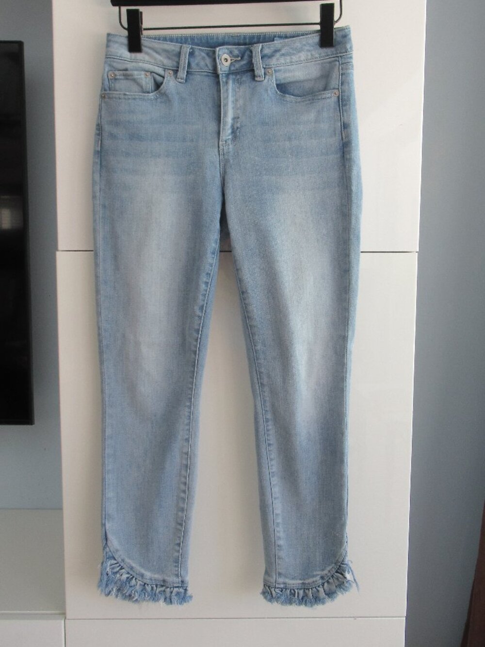 CeCe Cropped Jeans Ruffled Hem Detail, Sz 4 or Small, Semi Skinny in Light Blue